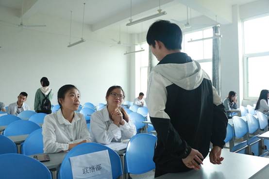 说明: 面试中.JPG