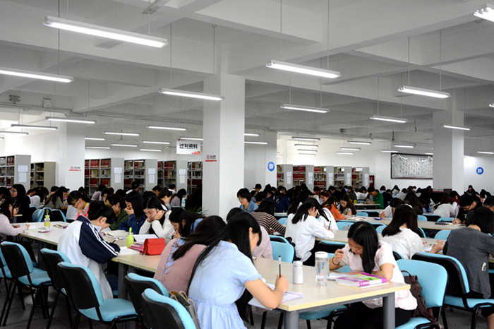 旅游与航空学院开展“图书馆静读1小时体验”学风建设活动