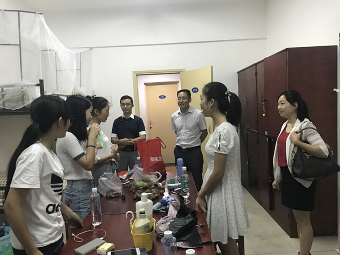 医护学院领导一行走访2017级新生寝室慰问