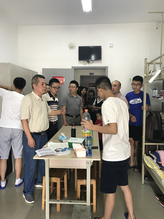 政法学院走访慰问新生寝室