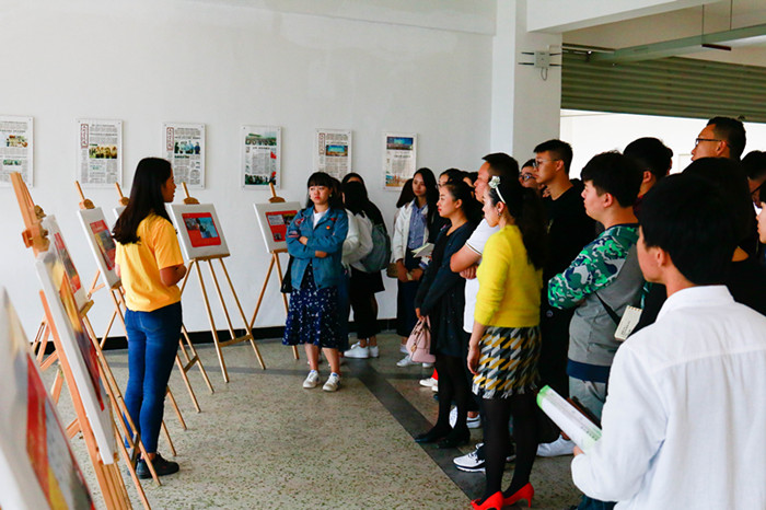 校团委组织参观“砥砺奋进的五年”图片展