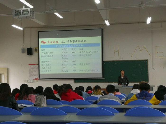 美术学院党总支委员深入思政课堂听课