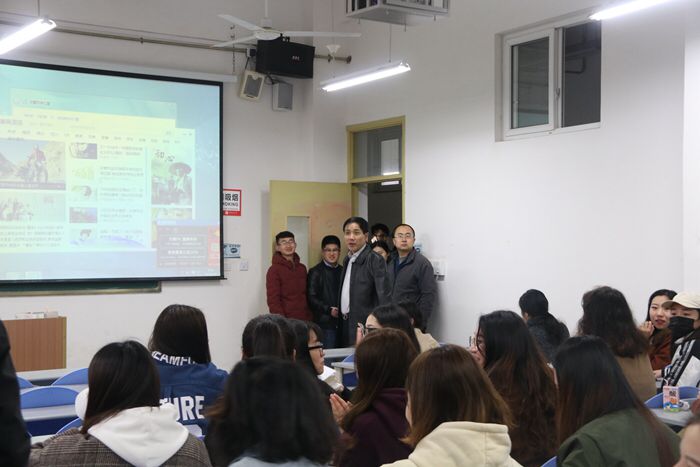 传媒学院巡查新学期教学情况