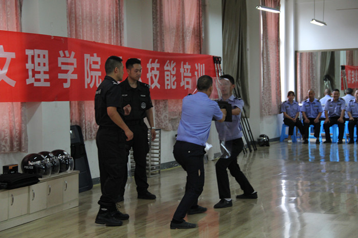 我校反恐技能培训圆满结束