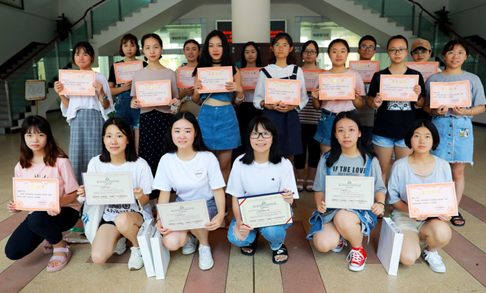 我校在首届图书馆杯四川全民英语口语大赛中喜获佳绩