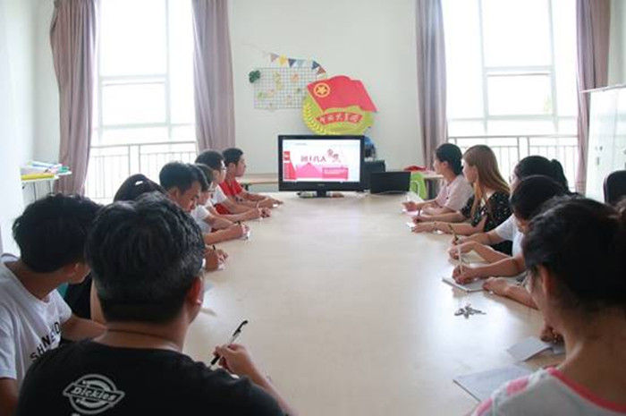 校团委开展“聚焦团十八大”思想交流会