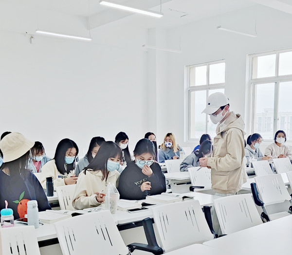 外国语学院检查课堂教学环节疫情防控措施落实情况