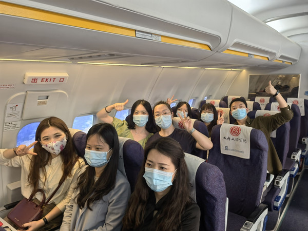 文法学院组织观摩国际教育学院“空中英语课堂”情境教学活动