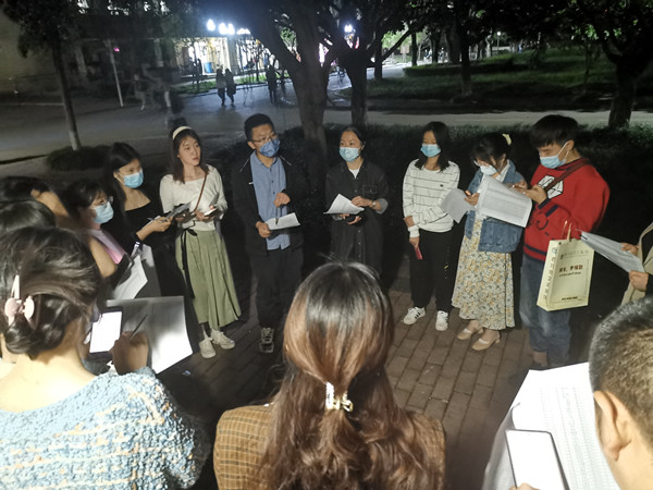 教育学院组织开展夜间查寝工作