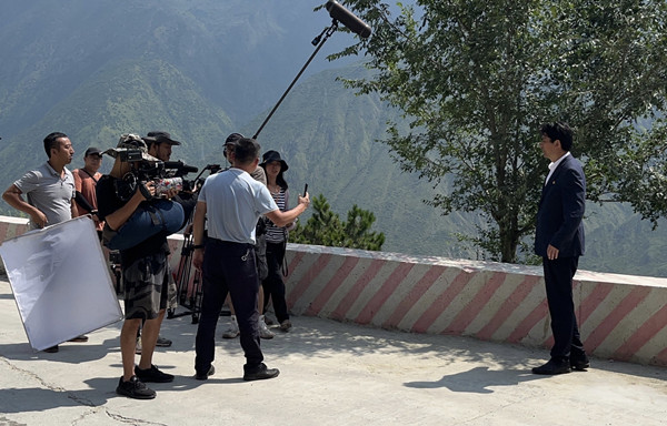 传媒与演艺学院专业教师受邀参与系列纪录片《读懂中国》拍摄