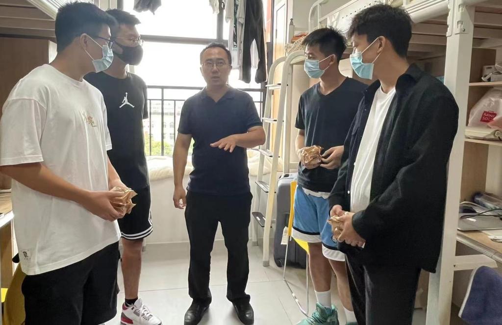 “心系学生,情暖中秋”——体育与医护学院中秋节走访慰问留校学生