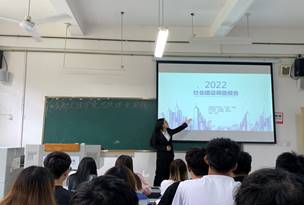 2021级播音与主持艺术2班（同学身着正装自信、生动介绍我国社会建设情况）