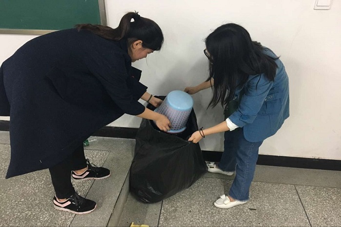 【会计】会计学院党总支协助保洁阿姨打扫卫生活动