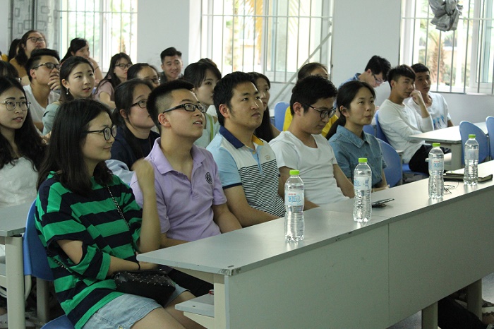 【文学】文学院顺利举办五四运动九十八周年诗歌朗诵比赛表彰大会