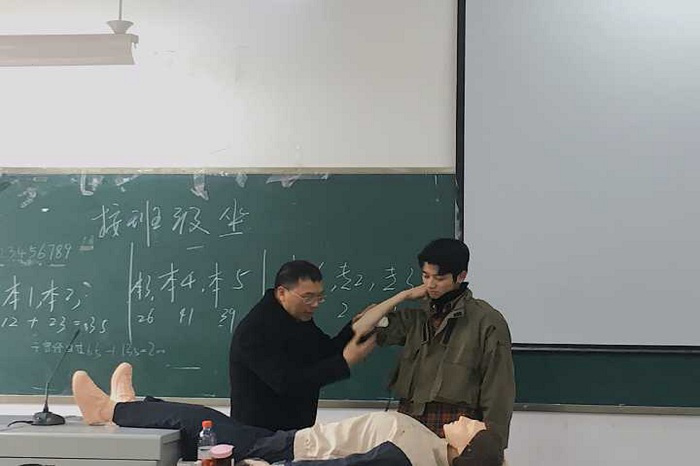 【教育】教育学院成功开展急救培训会