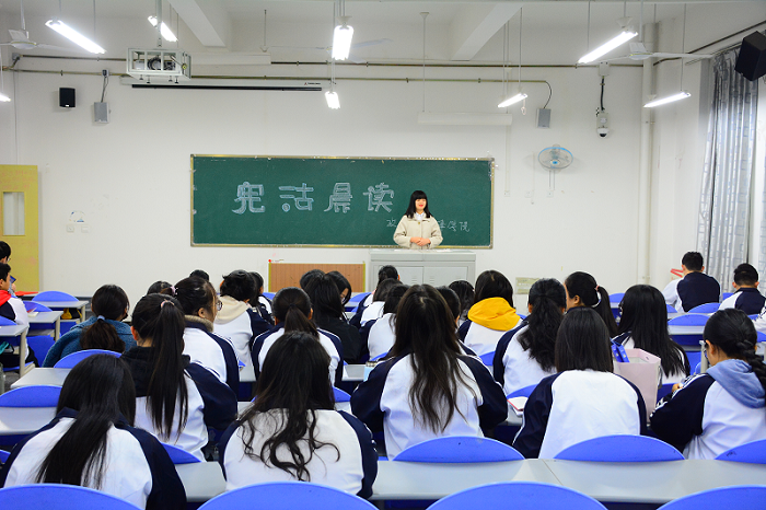 【政法】政治与法律学院宪法晨读活动顺利展开