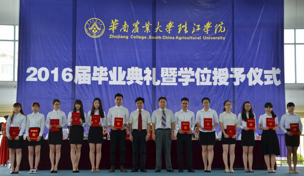 周务农、陈义明为考研优秀学生代表颁奖.jpg