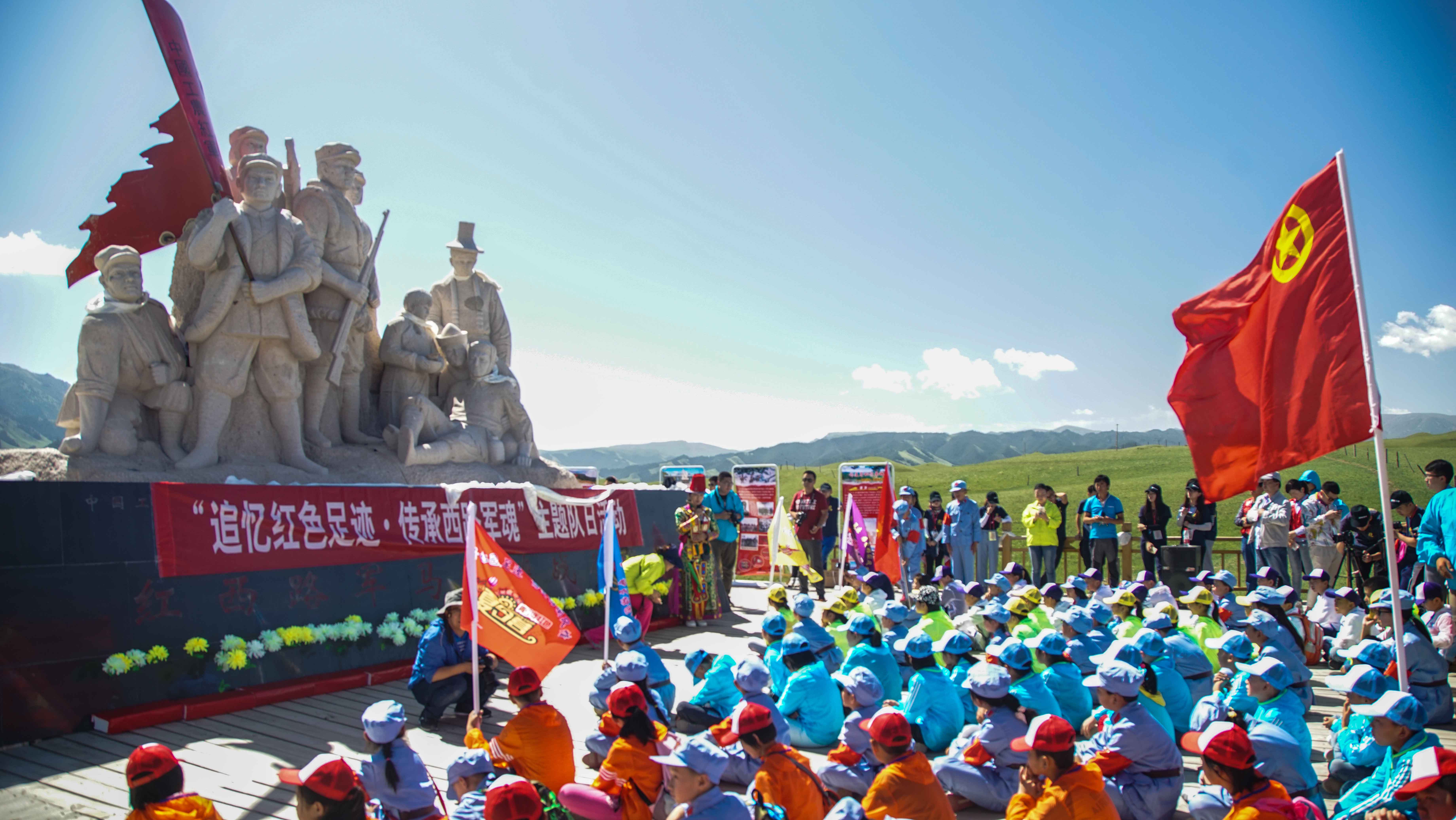 少先队员们认真聆听讲解员讲解西路军历史.jpg