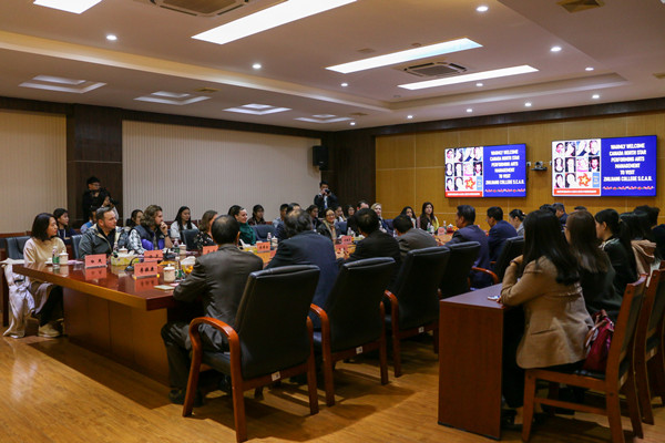欢迎仪式正式开始,校领导与学生助理同北美艺术团成员们齐坐一堂。_副本.jpg