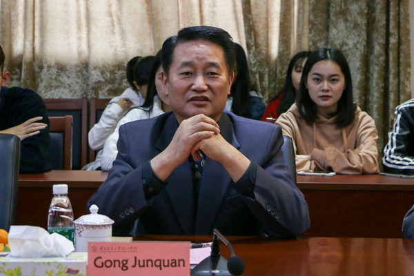 学校董事长宫俊全对北美之星艺术团表示欢迎,笑谈:见到演员们有种久别重逢,他乡遇故知的感觉。_副本.jpg