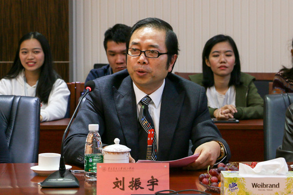 刘振宇在会上发言表示:非常荣幸来到美丽的华南农业大学珠江学院,希望通过这次活动能对珠江学院的“三化”改革起到积极推动作用_副本.jpg