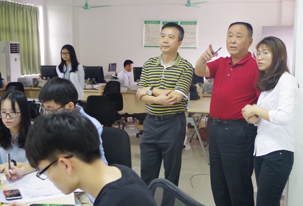 林校与院长观赛_副本.jpg