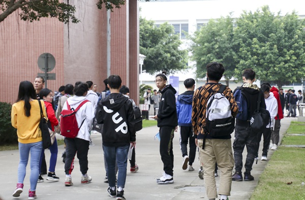 但其实人真的很少 在后面成功营造成错觉 （只有一张_副本.jpg