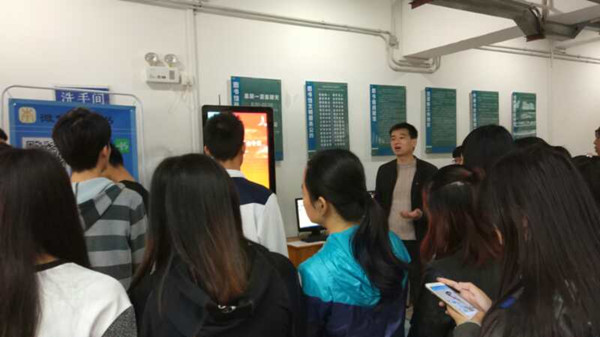 吴暄威老师为学生讲解_副本.jpg