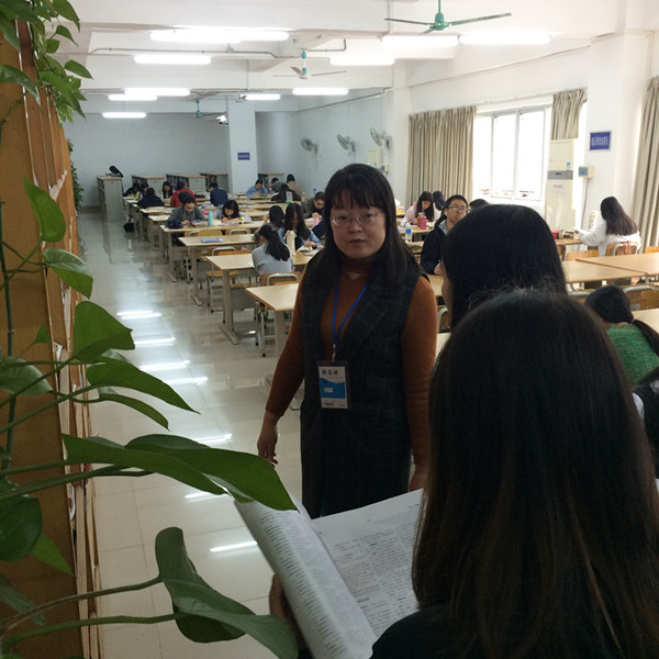 李筠老师为学生讲解_副本.jpg