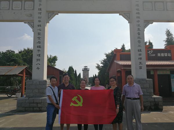 南楼前党支部合影_副本.jpg