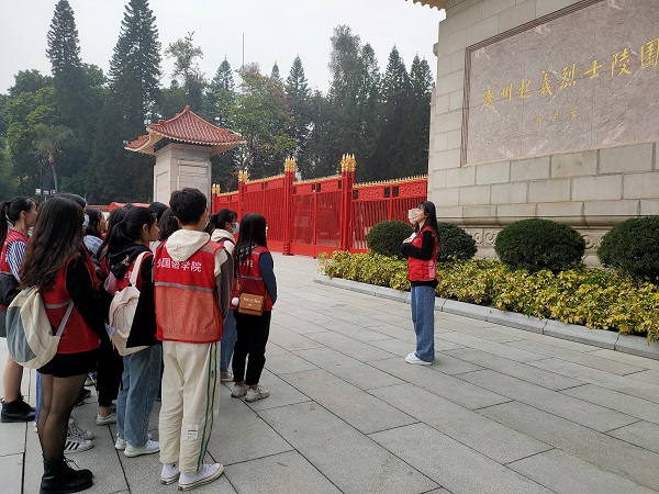 陵园前讲解广州起义历史.jpg