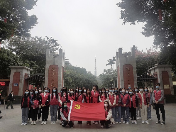 越秀公园前合影.jpg