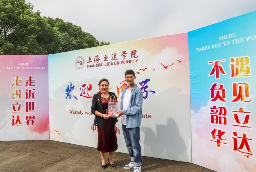 董事长刘鹤霞送学生见面礼