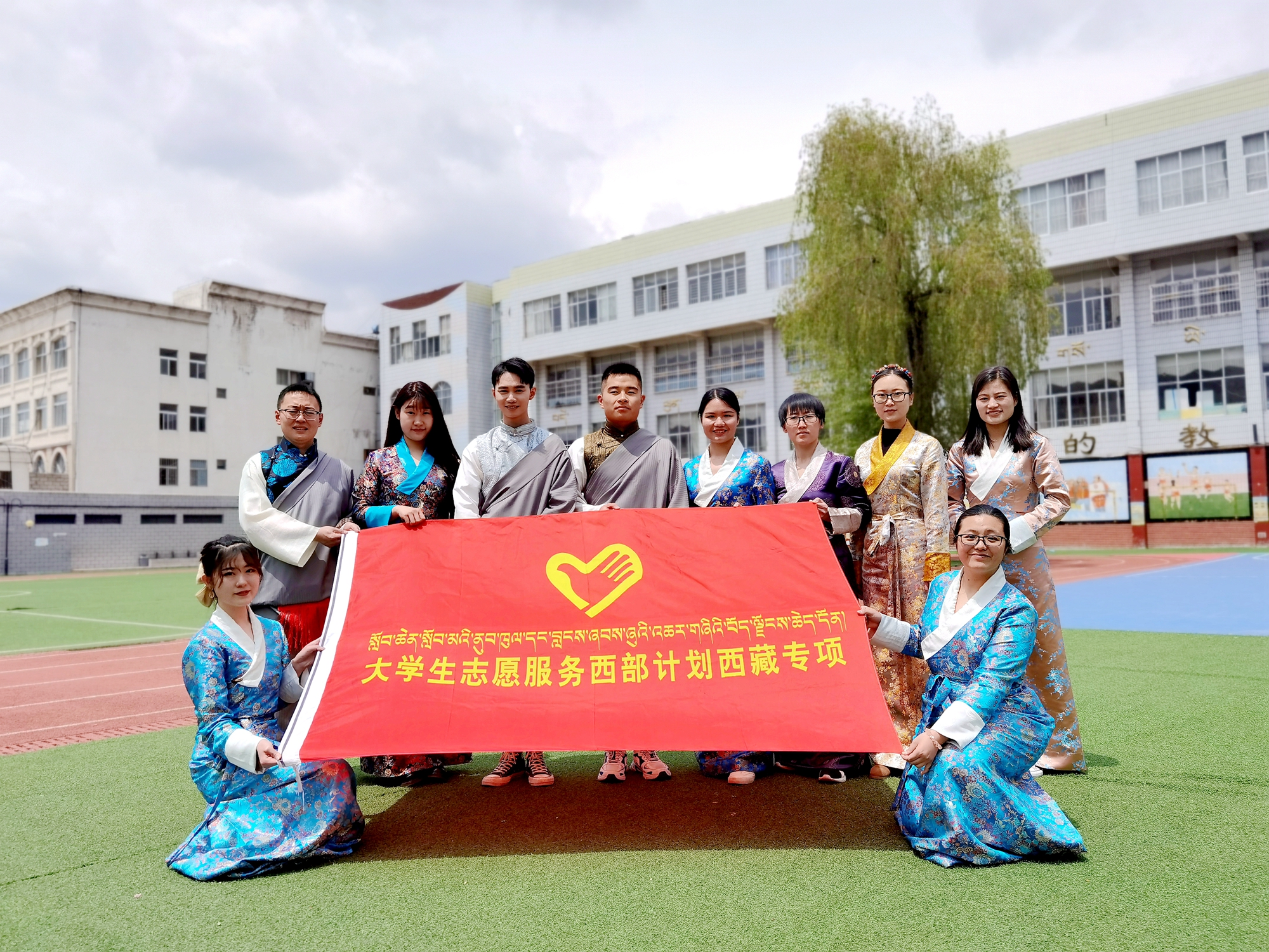 胡跃鹏（后排左4）志愿服务西部计划西藏专项的志愿者们在一起