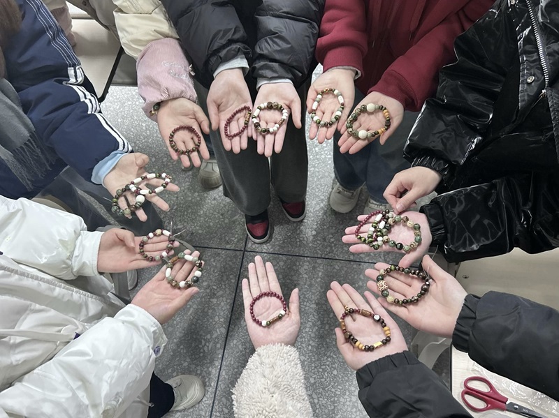 【教育】教育学院开展第一届中式美学沙龙之玩转漆扇手串活动
