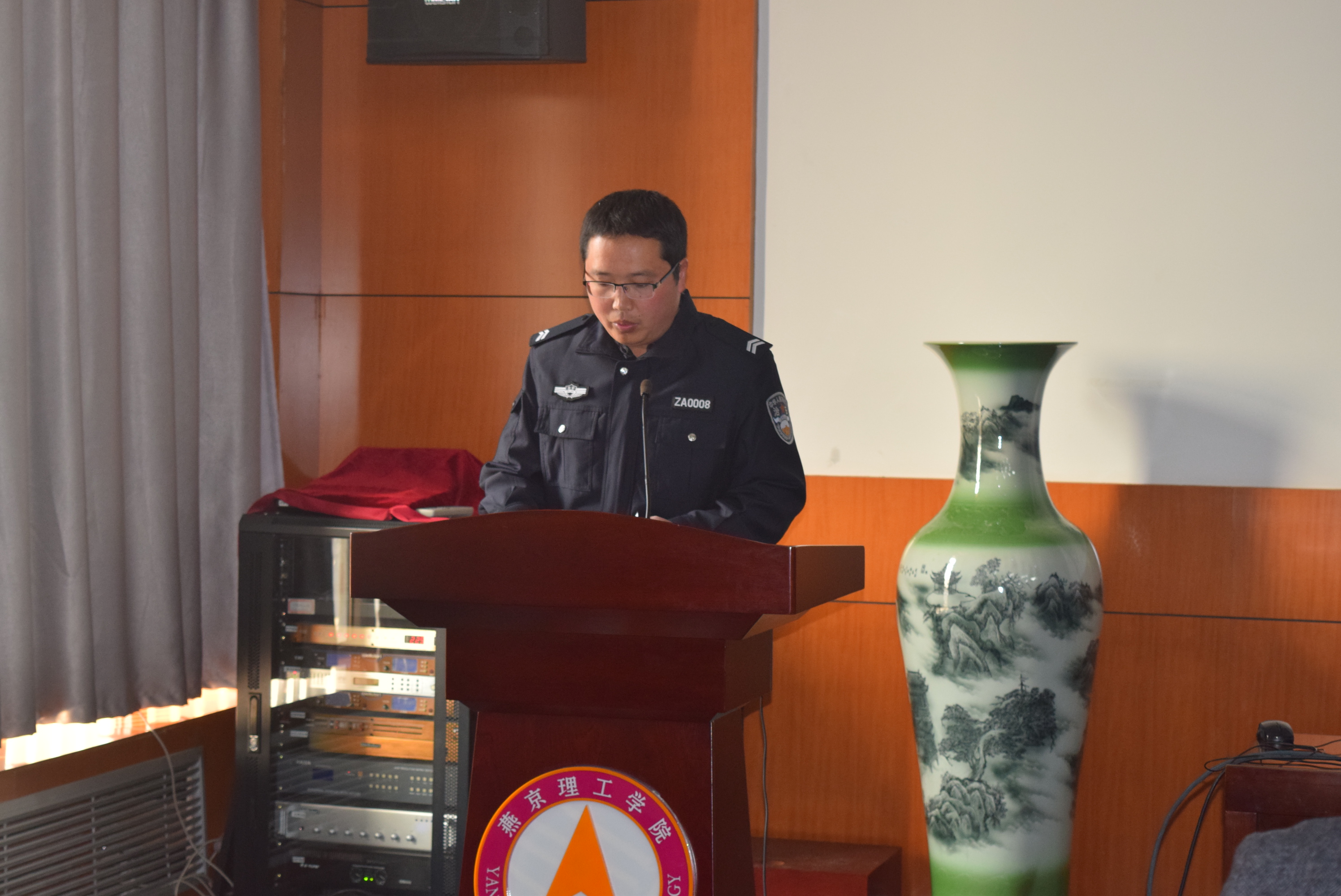 郑楠宣读.jpg