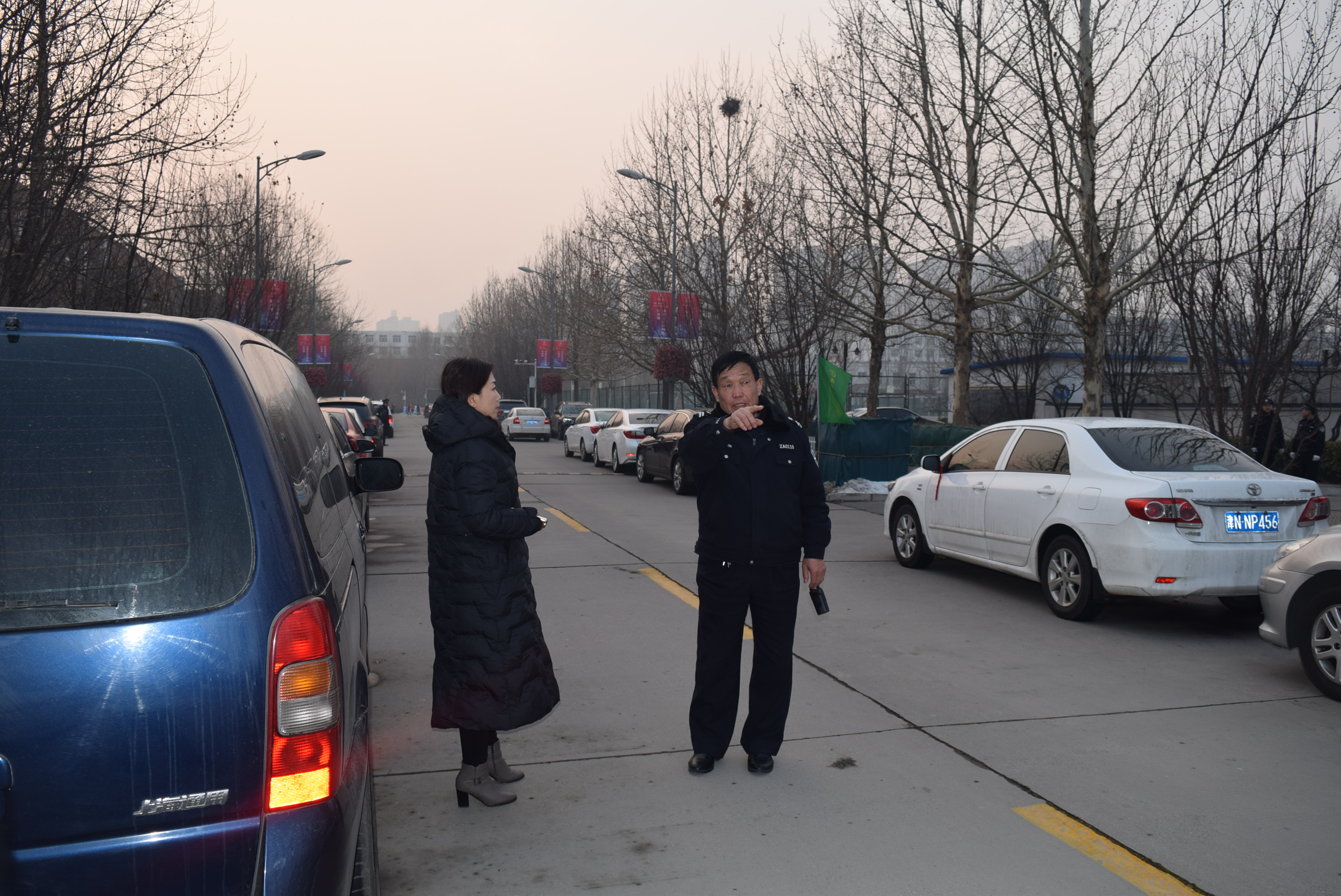 白科长指路家长.jpg