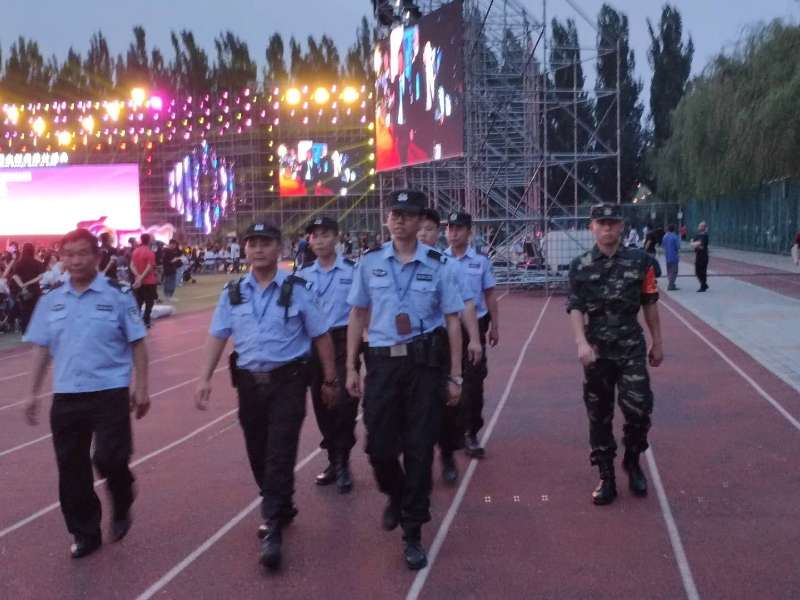 防暴队场内巡逻.jpg