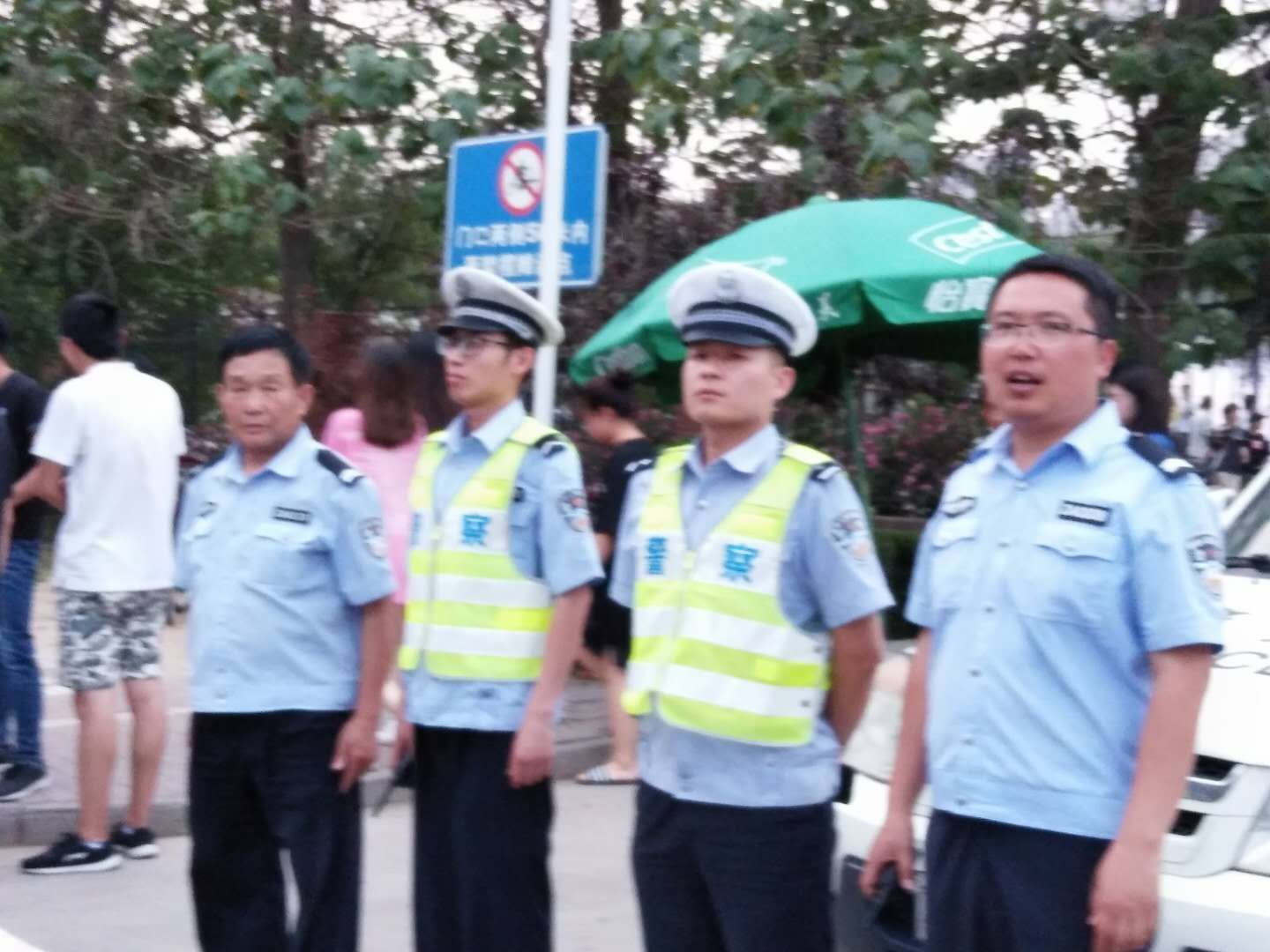 与交警合影.jpg