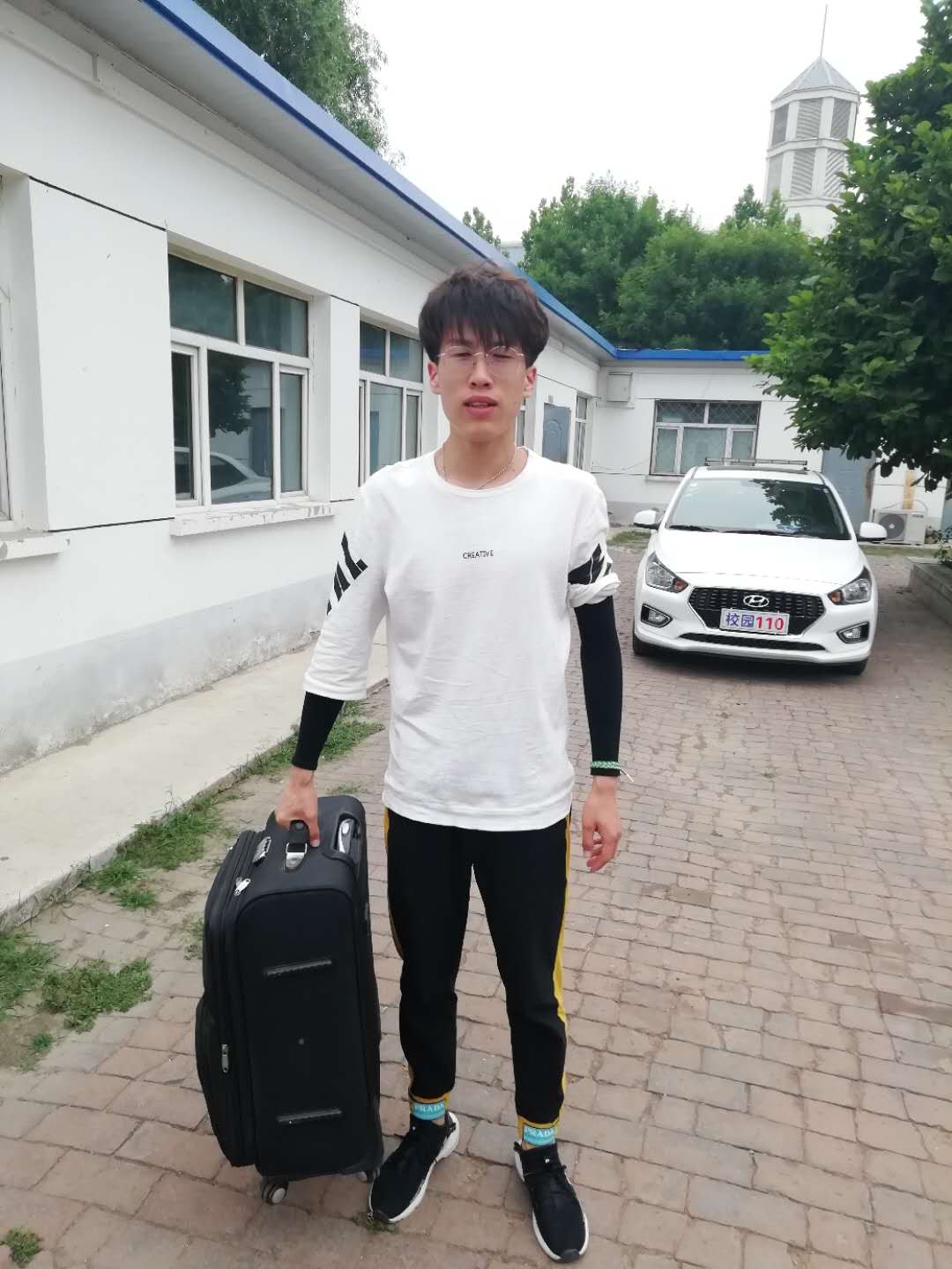 学生领走行李箱f7b225dfe.jpg
