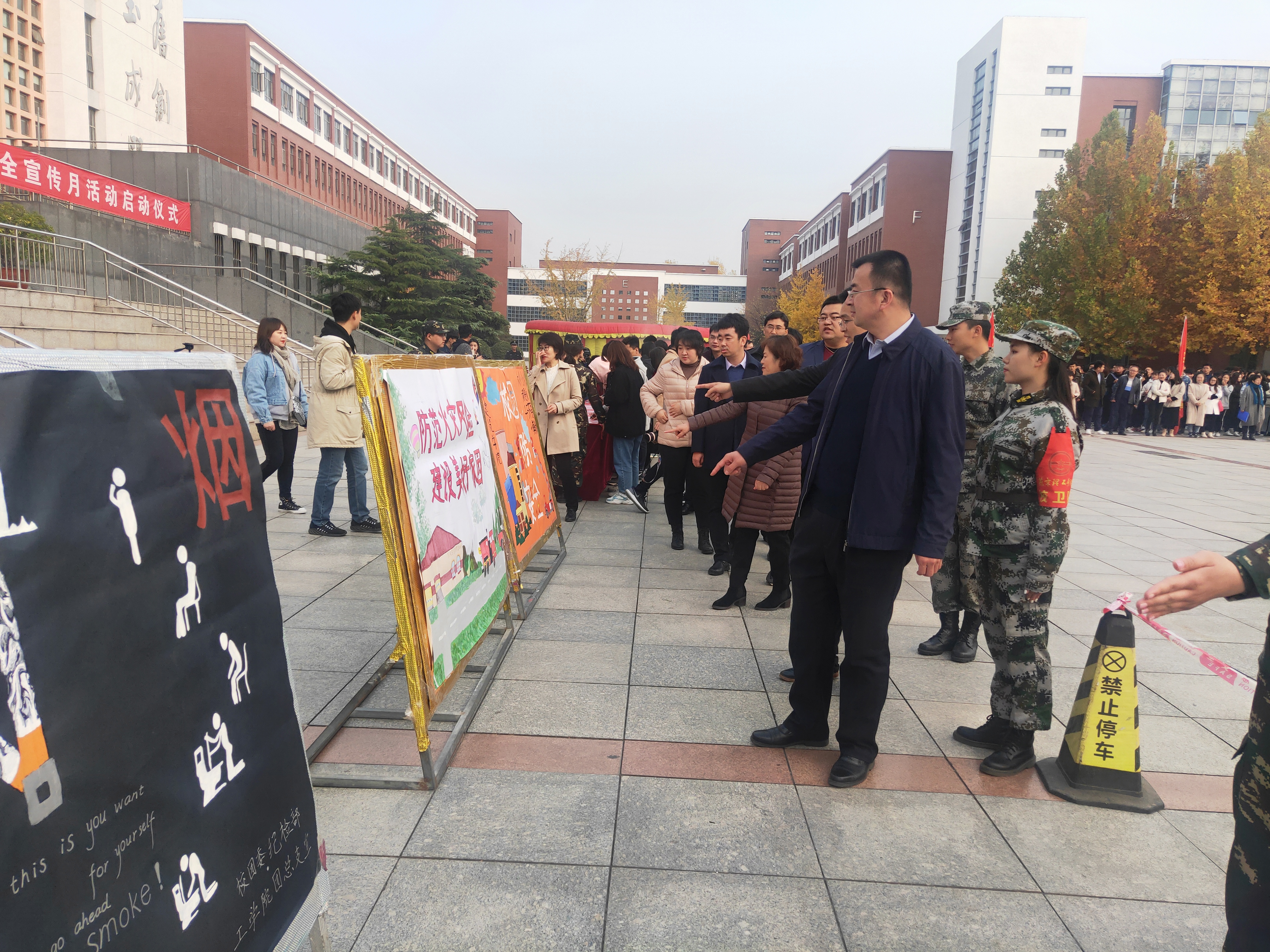 展板.jpg