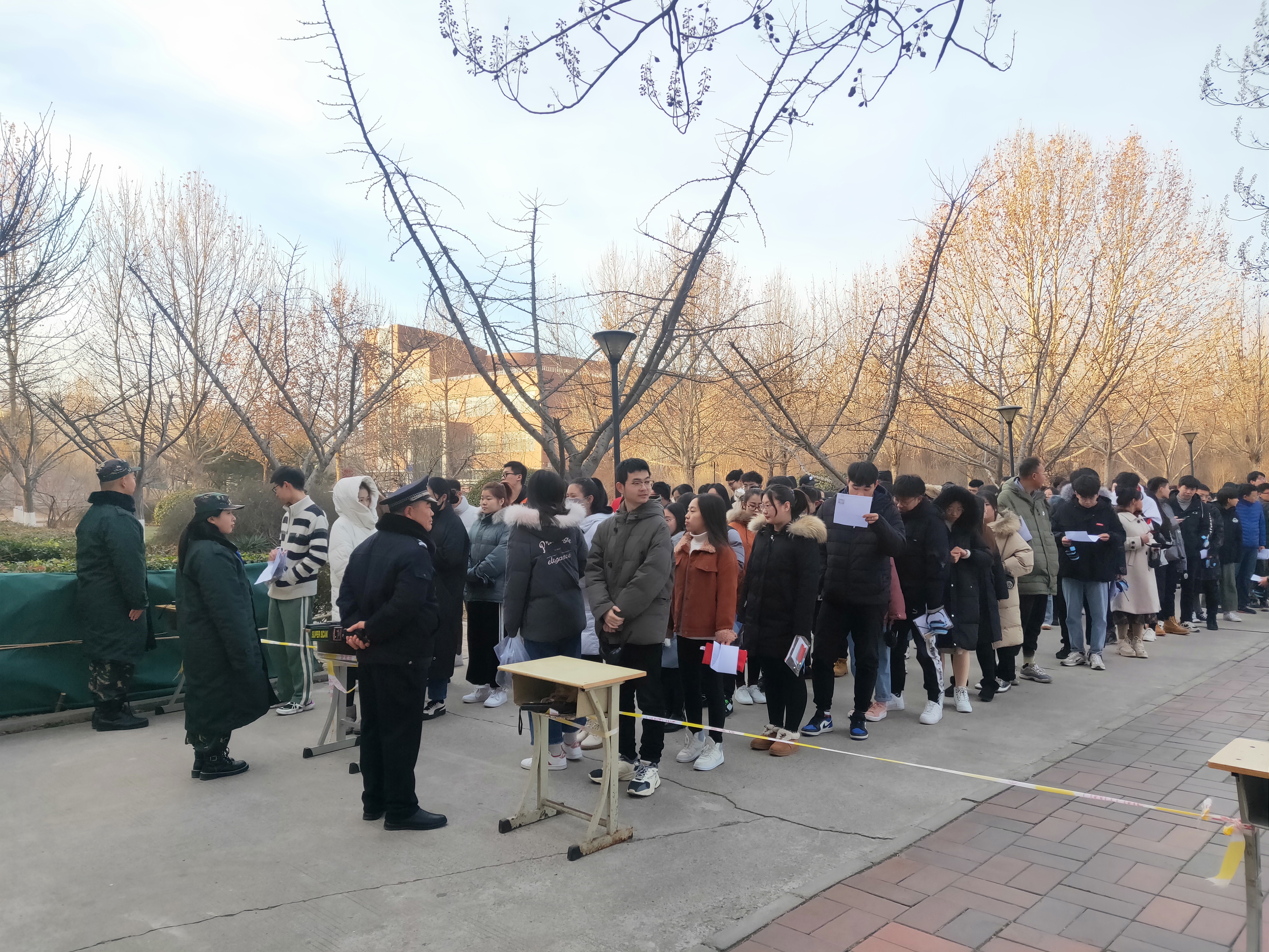 排队等候.jpg