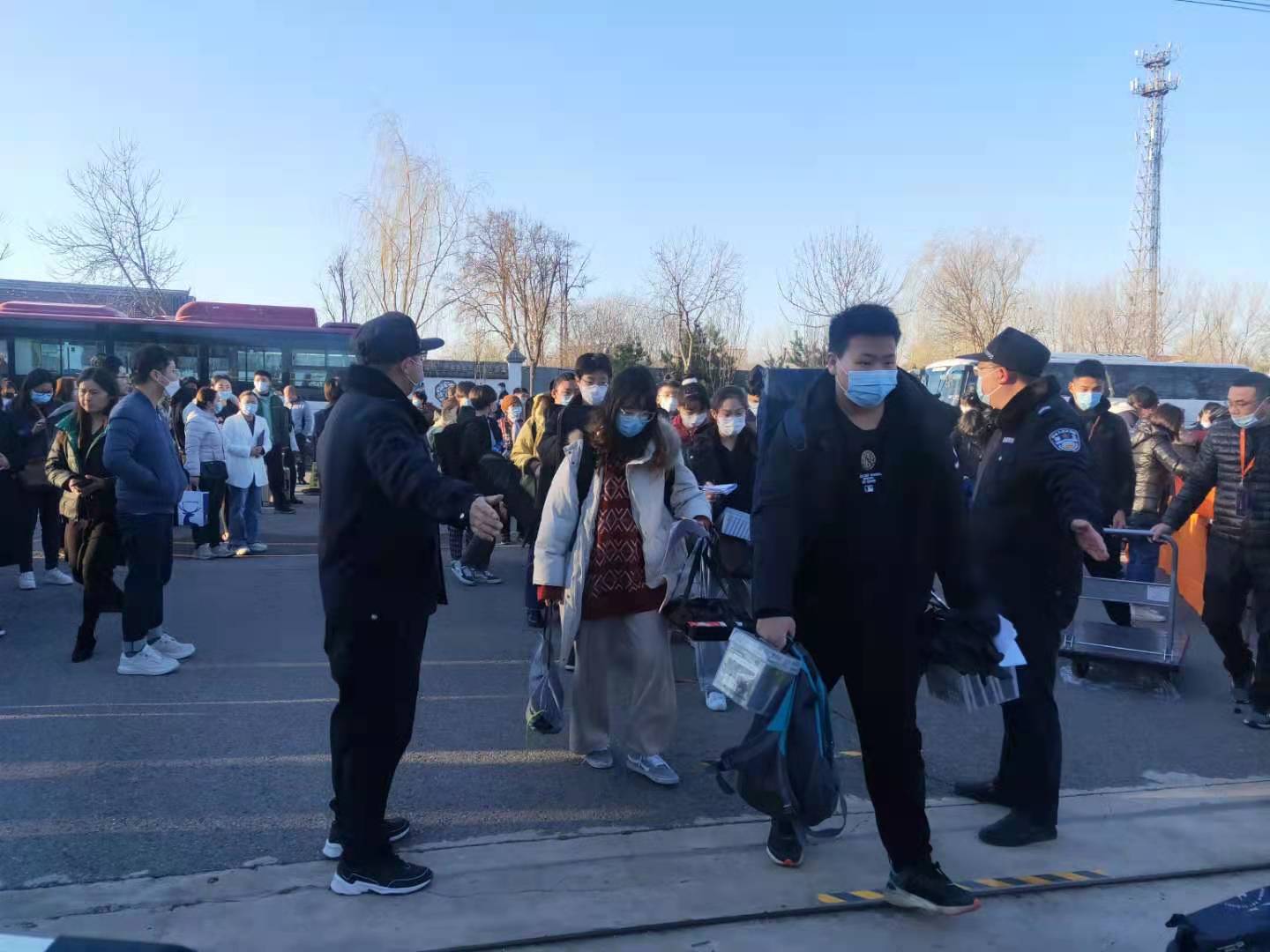 考生进校3.jpg