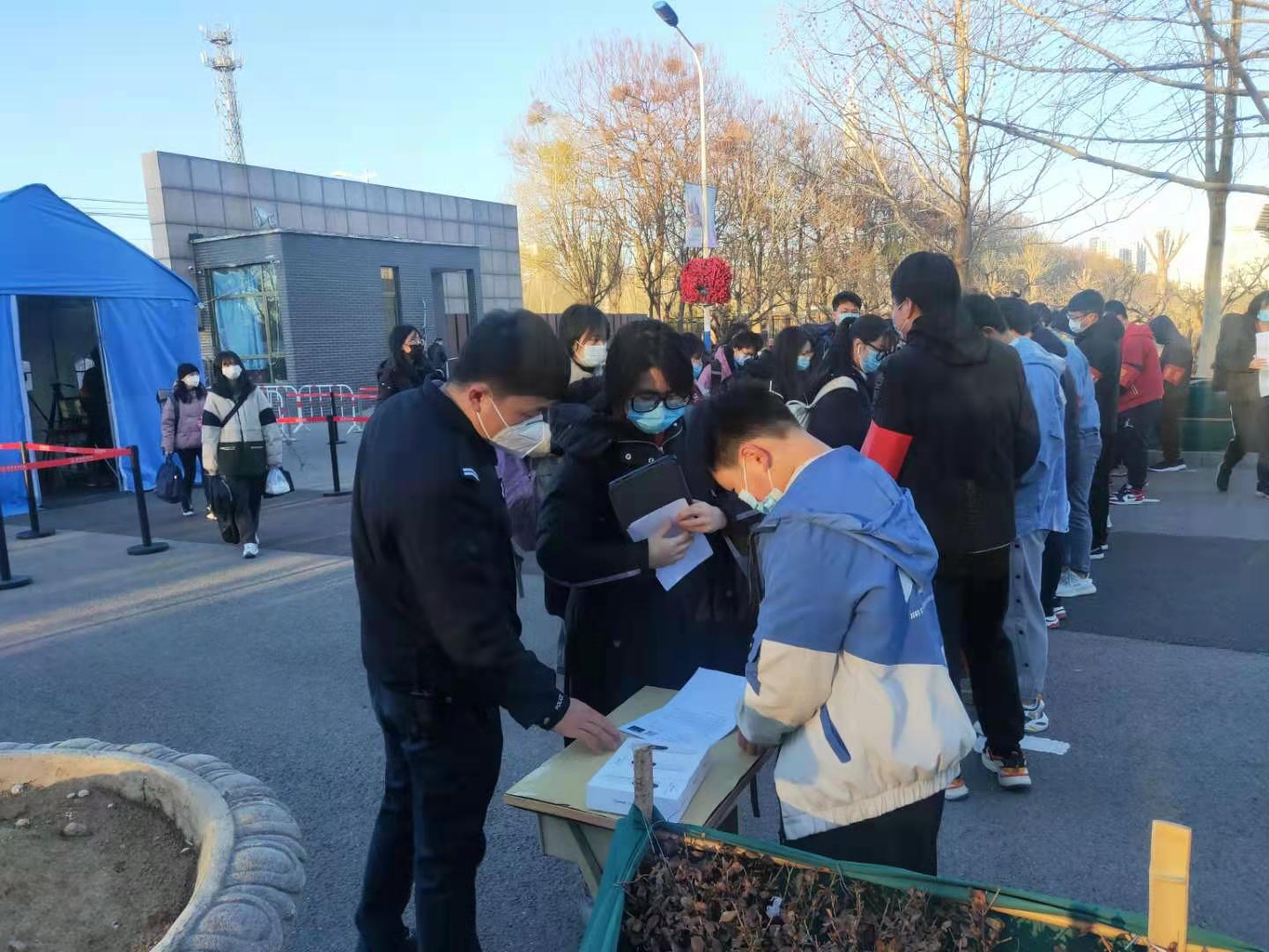 李楠核验学生身份.jpg