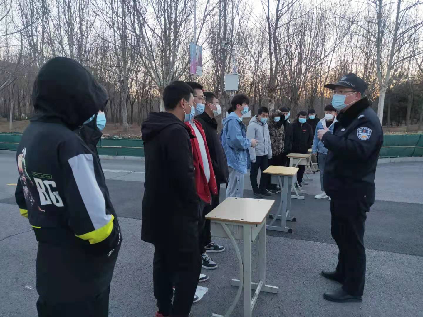 郑处给学生志愿者培训.jpg
