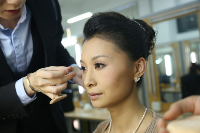 胡淇老师为演员化妆.jpg