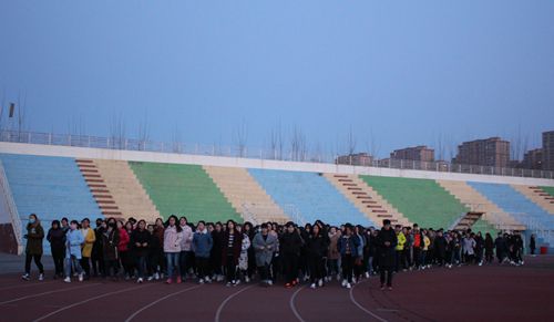1.1早上六点钟,大一学生陆续正在跑操_副本.jpg