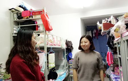 7.1辅导员晚上走访宿舍聊天_副本.jpg