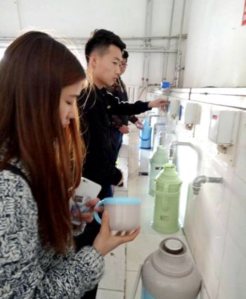 学生打开水2_副本.jpg