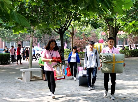 志愿者与新生一起办理入学手续_副本.jpg